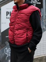 A.A.Spectrum（エーエースペクトラム） "LEEGAN DOWN WAISTCOAT" Tibetan Red
通販 着用イメージ