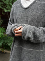 INNAT インアット V-NECK LINE BORDER SWEATER Vネックラインボーダーセーター 通販 グレー 着用イメージ