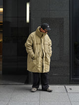 INNAT "PADDED TACTICAL FIELD COAT (INNAT x WILD THINGS)" インアット ワイワイルドシングス パデッドタクティカルフィールドコート 通販 コヨーテ 着用イメージ