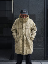 INNAT "PADDED TACTICAL FIELD COAT (INNAT x WILD THINGS)" インアット ワイワイルドシングス パデッドタクティカルフィールドコート 通販 コヨーテ 着用イメージ
