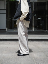 KANEMASA PHIL. 28G Cupro Easy Pants 28キュプライージーパンツ 通販 ベージュカーキ
着用イメージ