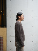 NVRFRGT ネヴァーフォーゲット PANNELD LONG SLEEVE V-NECK T-SHIRT パネルロングスリーブVネックTシャツ 通販 ブラウン 着用イメージ