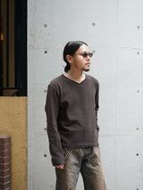 NVRFRGT ネヴァーフォーゲット PANNELD LONG SLEEVE V-NECK T-SHIRT パネルロングスリーブVネックTシャツ 通販 ブラウン 着用イメージ