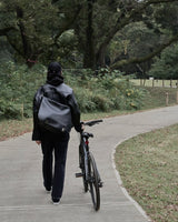 SimplyComplicated シンプリーコンプリケイテッド LUX MESSENGER BAG ラックスメッセンジャーバッグ 通販 ブラック 着用イメージ LOOK