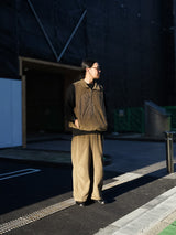 YDOT ワイドット "TECH FLEECE CIRCLE ANORAK VEST" テックフリースサイクルアノラックベスト MOSS BROWN 通販 着用イメージ