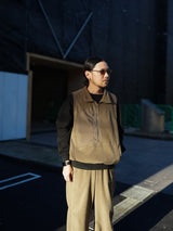YDOT ワイドット "TECH FLEECE CIRCLE ANORAK VEST" テックフリースサイクルアノラックベスト MOSS BROWN 通販 着用イメージ