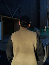 YDOT ワイドット "TECH FLEECE CIRCLE ANORAK VEST" テックフリースサイクルアノラックベスト MOSS BROWN 通販 着用イメージ