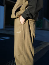 YDOT ワイドット "TECH FLEECE CIRCLE BUGGY PANTS" テックフリースサイクルバギーパンツ MOSS BROWN 通販 着用イメージ