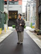 YOKO SAKAMOTO ヨーコサカモト REGULAR COLLAR SHIRT レギュラーカラーシャツ 通販 チャコールグレー グレー 着用イメージ