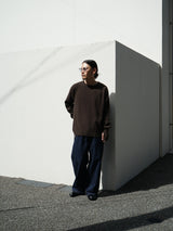 superNova. スーパーノヴァ "Whole Garment Crew - Wool / Cashmere / Silk" ホールガーメントクルーネック ウールカシミヤシルク 通販 ブラウン 着用イメージ