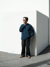superNova. スーパーノヴァ Whole Garment V-Neck – Super Fine Merino ホールガーメントVネックスーパーファインメリノ 通販 ネイビー 着用イメージ