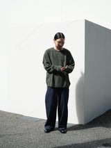 superNova. スーパーノヴァ "Whole Garment Crew - Wool / Cashmere / Silk" ホールガーメントクルーネック ウールカシミヤシルク 通販 オリーブ 着用イメージ