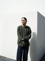 superNova. スーパーノヴァ "Whole Garment Crew - Wool / Cashmere / Silk" ホールガーメントクルーネック ウールカシミヤシルク 通販 オリーブ 着用イメージ
