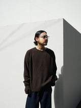 superNova. スーパーノヴァ "Whole Garment Crew - Wool / Cashmere / Silk" ホールガーメントクルーネック ウールカシミヤシルク 通販 ブラウン 着用イメージ