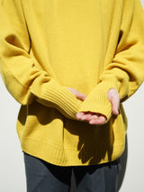 superNova. スーパーノヴァ Whole Garment V-Neck – Super Fine Merino ホールガーメントVネックスーパーファインメリノ 通販 マスタード 着用イメージ