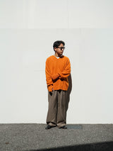 superNova. スーパーノヴァ Whole Garment V-Neck – Super Fine Merino ホールガーメントVネックスーパーファインメリノ 通販 オレンジ 着用イメージ