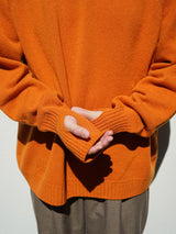 superNova. スーパーノヴァ Whole Garment V-Neck – Super Fine Merino ホールガーメントVネックスーパーファインメリノ 通販 オレンジ 着用イメージ