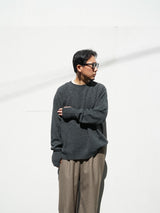 superNova. スーパーノヴァ "Whole Garment Crew - Wool / Cashmere / Silk" ホールガーメントクルーネック ウールカシミヤシルク 通販 チャコール 着用イメージ