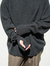 superNova. スーパーノヴァ "Whole Garment Crew - Wool / Cashmere / Silk" ホールガーメントクルーネック ウールカシミヤシルク 通販 チャコール 着用イメージ